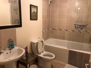 斯塔利桥Jacks Court B1的浴室配有卫生间、盥洗盆和浴缸。