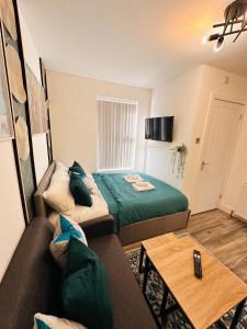 伯明翰R2 - Newly renovated Luxury Private En-Suite Room in Harborne Park Road - Birmingham的小房间设有床和沙发