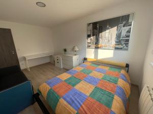 利戈尔塞姆Villa plein pied的一间卧室,卧室里配有一张色彩缤纷的床