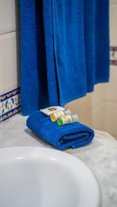 苏塞HOTEL KAISER的浴室水槽上方的蓝色毛巾