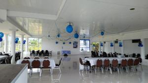 ChachagüíHotel y Cabañas Rio Mayo的配有桌椅和蓝色气球的房间