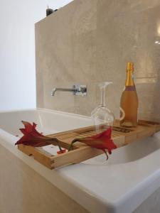 奥迪韦拉什Herdade dos Sepol的一瓶香槟和浴室水槽上的玻璃