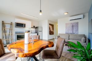 巴拿马城Casco View By Wynwood House的客厅配有木桌和沙发