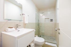 巴拿马城Casco View By Wynwood House的一间带水槽、卫生间和淋浴的浴室