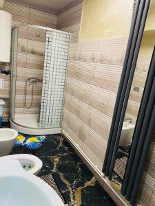 克拉约瓦Lovely 1 bedroom flat in a 2 ground floor house的带淋浴、卫生间和盥洗盆的浴室