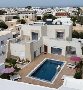 乌姆苏克Villa Oasis Djerba的享有带游泳池的别墅的空中景致