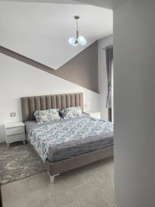 乌姆苏克Villa Oasis Djerba的一间卧室设有一张床和天花板