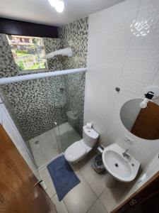 伊利亚贝拉Hospedaria Ilhabela - Flats Sul的浴室配有卫生间、盥洗盆和淋浴。