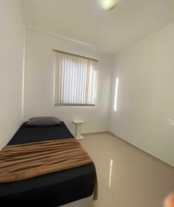 费拉迪圣安娜Ap exclusivo 2/4 completo的一间小卧室,配有床和窗户