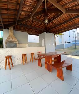 费拉迪圣安娜Ap exclusivo 2/4 completo的用餐室配有木桌和长椅
