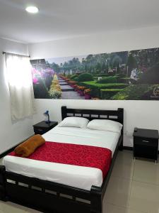 亚美尼亚Hotel El Jardín Cafetero Armenia的一间卧室配有一张壁画床