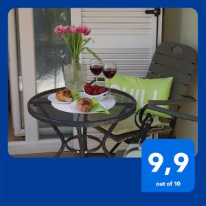 奇茲希Apartment - Ivo的一张桌子,上面放着两盘食物和两杯葡萄酒