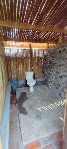 Ban KiangtatBOLAVEN GARDEN Bungalow and tent - Tad Lo的石墙内带卫生间的浴室