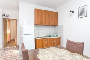 塞维德Apartment Sevid 4287d的厨房配有桌子和白色冰箱。