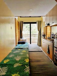 碧瑶Evergreen Suites Cozy Baguio Loft Retreat的一间小房间,厨房内配有两张床