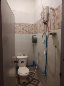 巴色Erawan Guesthouse的一间带卫生间和淋浴的浴室