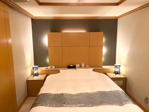 神户Hotel Pareo (Adult Only)的一间卧室设有一张大床和两个床头柜