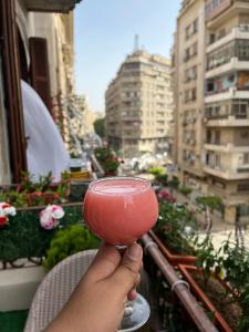 开罗Heaven Hostel的手里拿着粉红色饮料的人