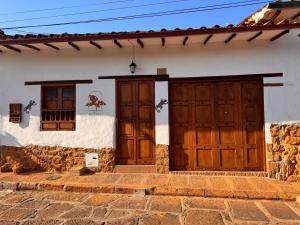 巴里查拉Casa La Bonita - Barichara的两扇木门的房子