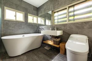 野沢Kawazen的带浴缸、盥洗盆和卫生间的浴室