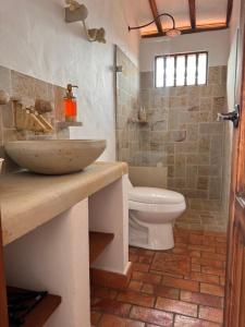 巴里查拉Casa La Bonita - Barichara的一间带水槽和卫生间的浴室