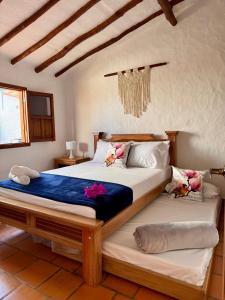 巴里查拉Casa La Bonita - Barichara的一间卧室,配有两张床