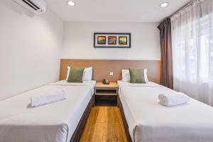 吉隆坡吉隆坡普渡广场酒店的配有书桌的客房内的两张床