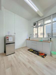 Yong PengColiving room renting Homestay Yong Peng的厨房配有白色橱柜、水槽和冰箱。