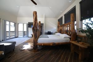 米苏拉Mount Jumbo Lookout的一间卧室配有一张木床