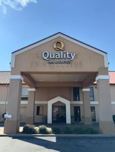派恩布拉夫Quality Inn & Suites Pine Bluff AR的享有优质旅馆和套房的景致。