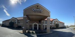 派恩布拉夫Quality Inn & Suites Pine Bluff AR的建筑上带有合格标志的景观