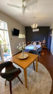 卡尔斯Phillip Island Nature Resort Villas的一间带床和桌子的客厅以及一间卧室
