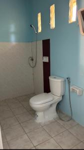 甲米镇Adam Bungalows的一间带卫生间和淋浴的浴室