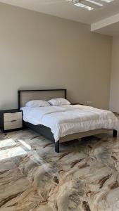 Luxury 5 bedrooms villa in muscat客房内的一张或多张床位