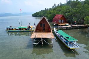 LampungVilla Mangrove Pulau Pahawang的一群人坐在船上