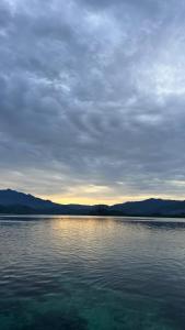 LampungVilla Mangrove Pulau Pahawang的享有一大片水景