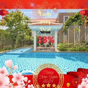 岘港Deluxe Beach Villas by Danatrip的一张海报,用于庆祝新年,并设有一个游泳池
