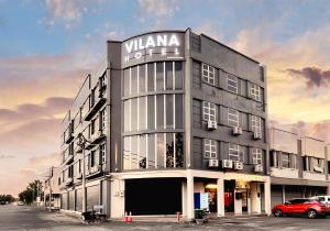 亚娄Vilana Hotel的建筑的侧面有标志