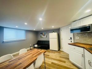 西雅图Green Lake 1st Line Home D Full Modern Remodeled的厨房配有桌子和白色冰箱。