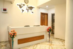 艾哈迈达巴德Hotel Aaram Kalupur的墙上挂有世界地图的接待室