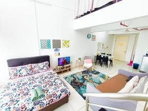 加影AZFA Duplex Suite at De Centrum Putrajaya Bangi FREE WIFI的一间带床的客厅和一间餐厅