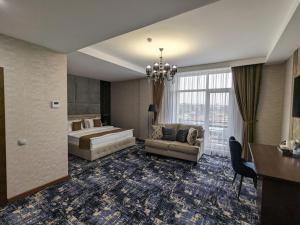 奇姆肯特MirOtel的酒店客房,配有床和沙发