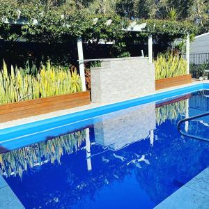 萨拉曼德湾Luxury Stay with Private Heated Pool in Salamander Bay的水中反射的游泳池