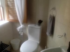 Vila Nova SintraHotel POUSADA Brava的浴室配有白色卫生间和盥洗盆。
