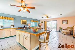 Summerland KeyExperience Coastal Living at its Best Florida Keys的厨房以及带吊扇的客厅。