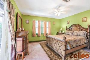 Summerland KeyExperience Coastal Living at its Best Florida Keys的一间卧室设有绿色的墙壁、一张床和吊扇