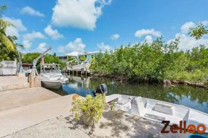 Summerland KeyExperience Coastal Living at its Best Florida Keys的船停靠在水面上的码头