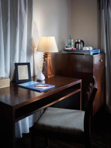 加德满都尚佰林精品酒店的一张桌子,上面有台灯和一本书