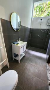 象岛Easy Life Koh Chang的一间带水槽、卫生间和镜子的浴室