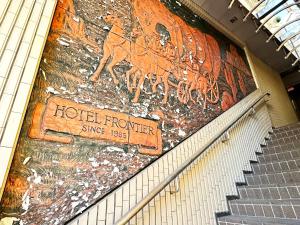 米子市HOTEL FRONTIER YONAGO (ホテルフロンティア米子)的墙上挂着鹿壁画的建筑
